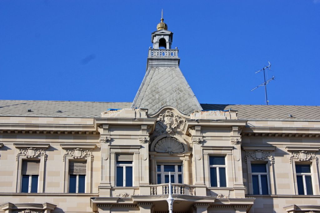 Trg bana Jelačića 7, stambeno-trgovačka zgrada sagrađena 1905. godine za trgovca Roberta Kolmara. Detalj pročelja nakon potresa